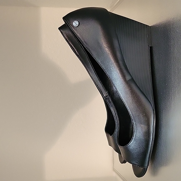 NWOT Calvin Klein Black Faux Leather Shelley 2.75" Peep Toe Wedges - Picture 5 of 9